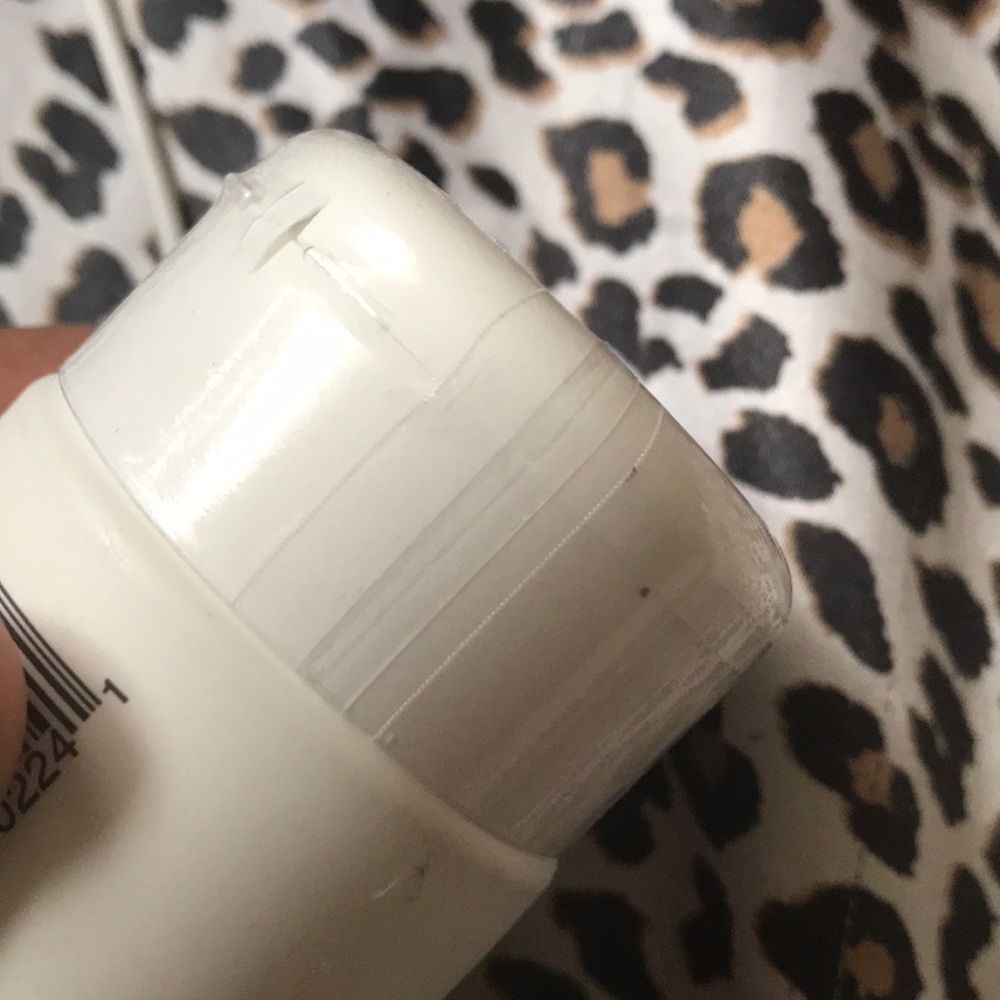 Exfoliating face cleanser - Picture 2 of 2